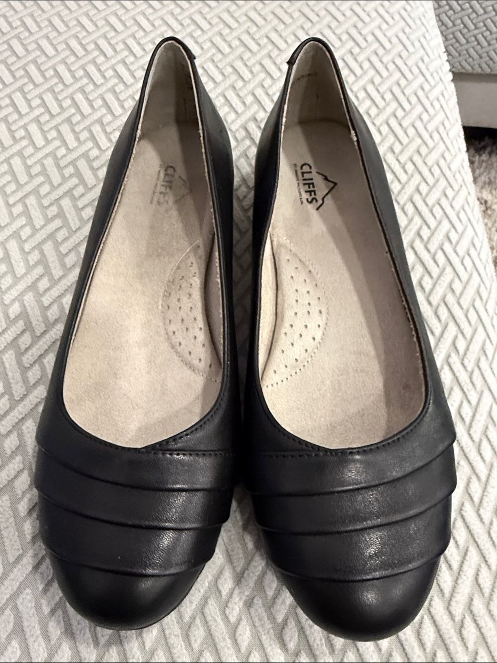 Cliffs by White Mountain Clara Flat, Women's Size 10 M Black Soft